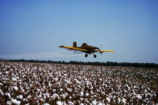 Avion qui large des pesticides